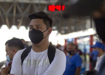 Piden usar cubrebocas ajustado porque variantes covid ‘mejoran su viaje por aire’