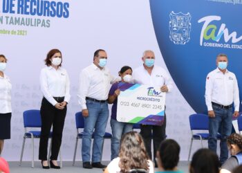 Y “visten de Santa Claus” al Truco Verástegui; entrega microcréditos a nombre del gobernador