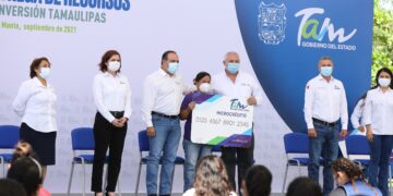 Y “visten de Santa Claus” al Truco Verástegui; entrega microcréditos a nombre del gobernador