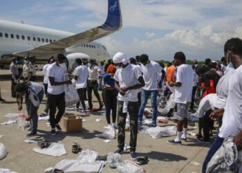 Repatrian a haitianos indocumentados en vuelos desde Laredo, Texas