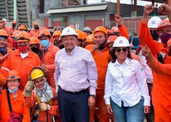 Supervisa López Obrador reconversión de refinerías en el país; inicia en Cadereyta