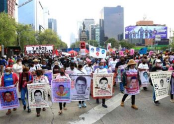 Marchan en CDMX a 7 años de la desaparición de 43 normalistas de Ayotzinapa