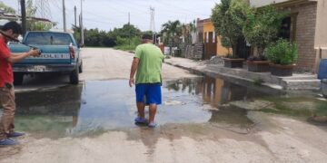 Entre aguas negras viven en Fracc. Arboledas de Altamira