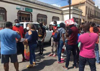 Haitianos bloquean calle; acusan maltrato de INM; exigen liberen a sus compañeros