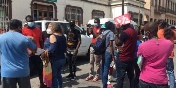 Haitianos bloquean calle; acusan maltrato de INM; exigen liberen a sus compañeros