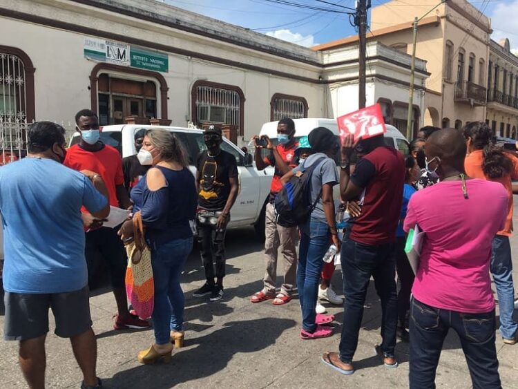 Haitianos bloquean calle; acusan maltrato de INM; exigen liberen a sus compañeros
