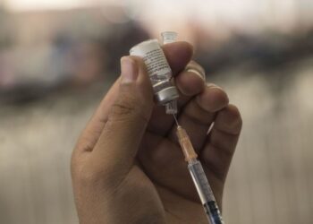 Publican lineamientos para vacunar a menores de edad; estos son los padecimientos considerados