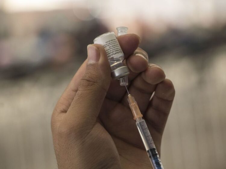 Publican lineamientos para vacunar a menores de edad; estos son los padecimientos considerados