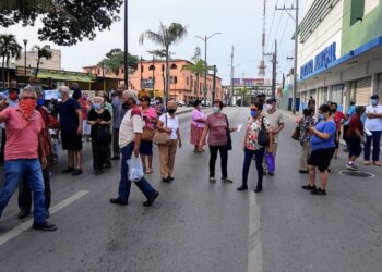 Decenas de abuelos bloquean la avenida  Hidalgo en Tampico