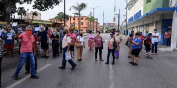 Decenas de abuelos bloquean la avenida  Hidalgo en Tampico