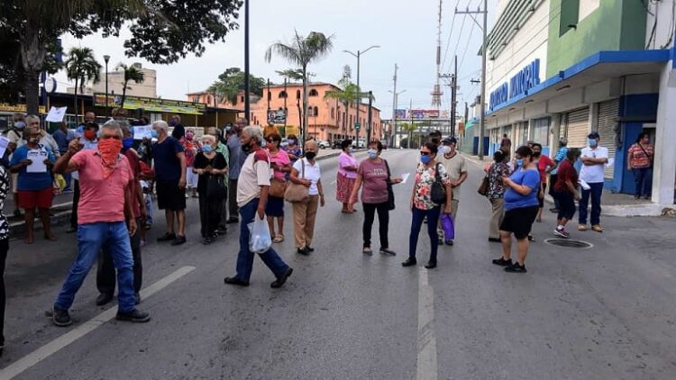 Decenas de abuelos bloquean la avenida  Hidalgo en Tampico