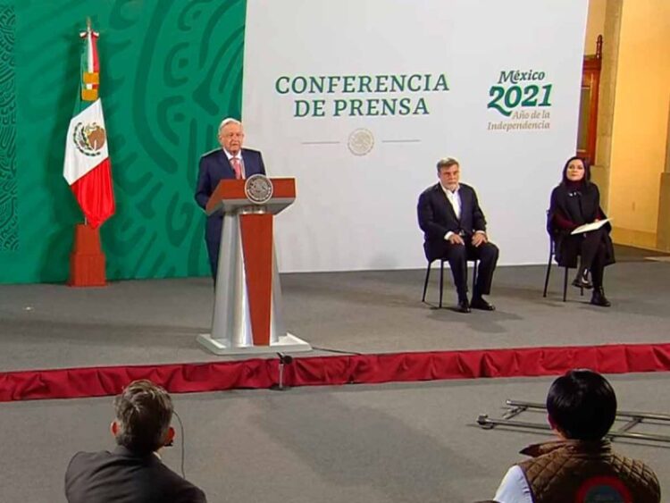 Formaliza AMLO la salida de “su hermano” Julio Scherer del gabinete