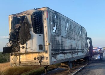 Se incendia caja-trailer con 64 indocumentados a bordo en Laredo