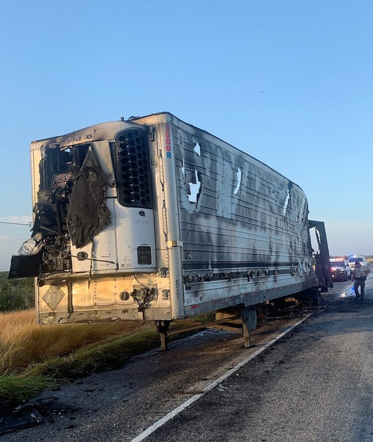 Se incendia caja-trailer con 64 indocumentados a bordo en Laredo