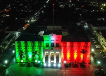 Y panistas iluminan de tricolor el Palacio de Gobierno de Tamaulipas