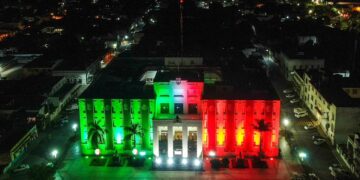 Y panistas iluminan de tricolor el Palacio de Gobierno de Tamaulipas