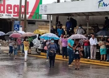 Paraliza lluvia al transporte público durante dos horas