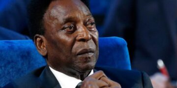 Pelé sale del hospital tras un mes internado; seguirá con quimioterapia