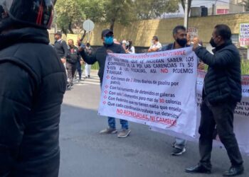 Con bloqueos, policías de Investigación exigen mejoras laborales