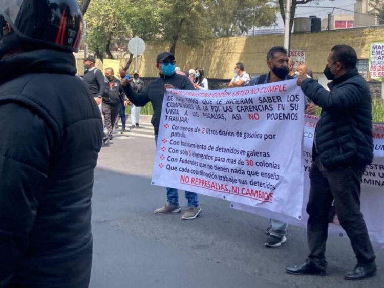 Con bloqueos, policías de Investigación exigen mejoras laborales