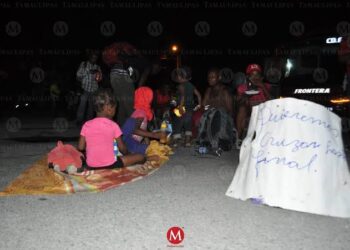 Caminan hacia Reynosa cientos de migrantes haitianos