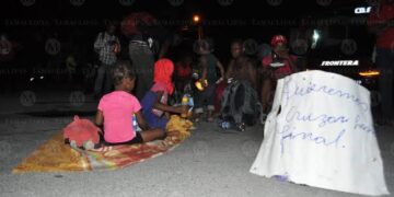 Caminan hacia Reynosa cientos de migrantes haitianos