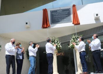 Rinde SNTE homenaje a maestros por mantener viva la educación pública