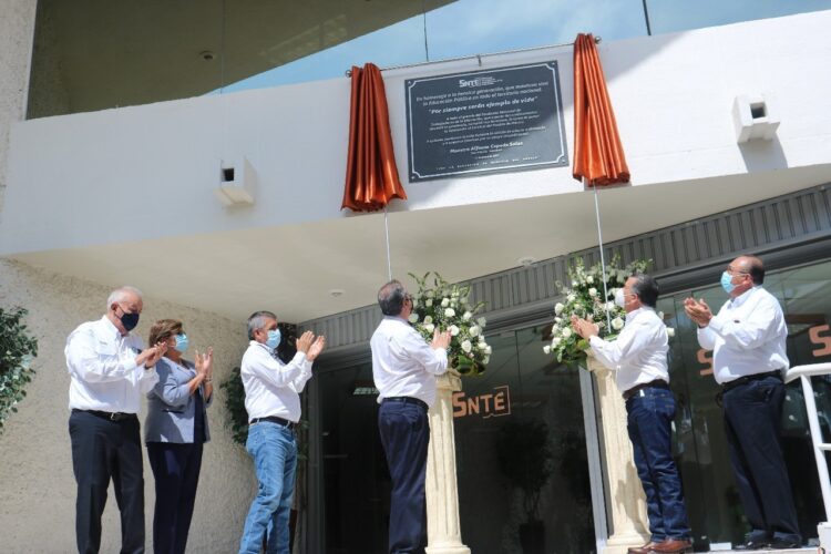 Rinde SNTE homenaje a maestros por mantener viva la educación pública