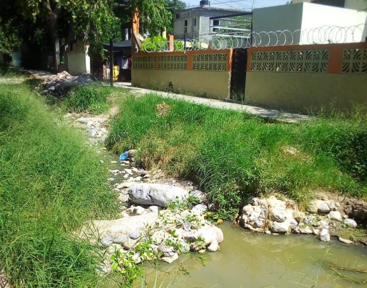 Fuga de aguas negras, atenta contra la salud de cientos de victorenses