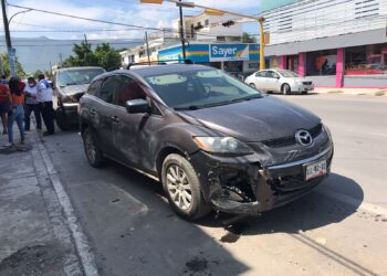 Omite alto y causa accidente múltiple