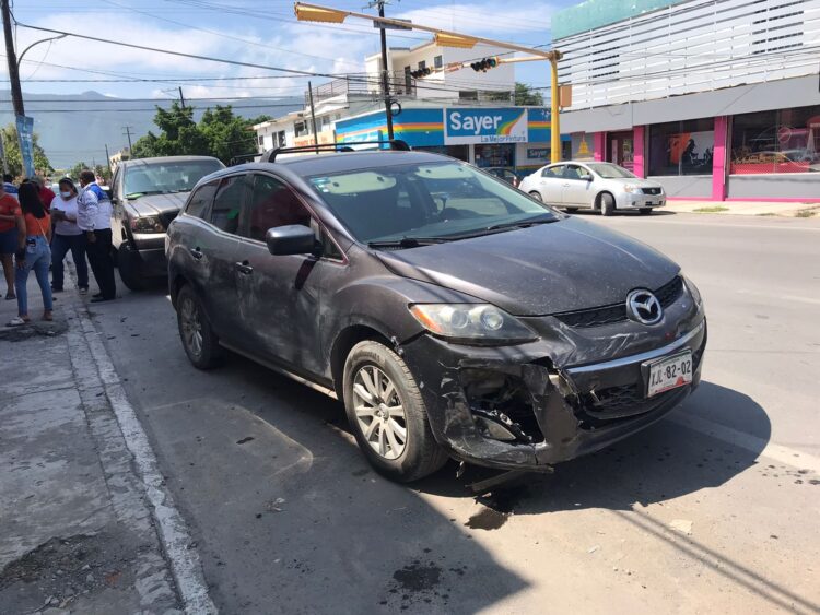 Omite alto y causa accidente múltiple