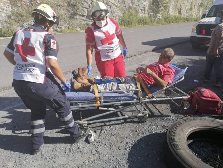 Motociclista se fractura pierna al derrapar