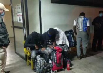Detienen a haitianos en la  Central de Autobuses