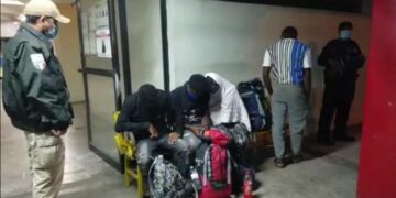 Detienen a haitianos en la  Central de Autobuses