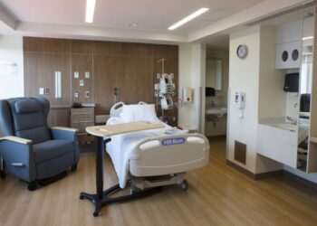 Abusan hospitales privados de personas aseguradas