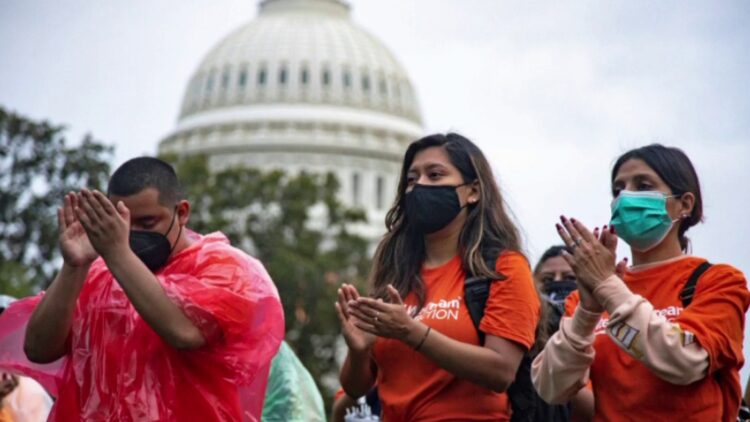 Buscan proteger permanentemente a solicitantes de DACA