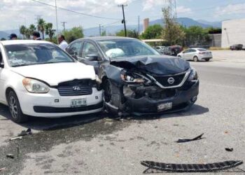 Se lesiona mujer en aparatoso choque