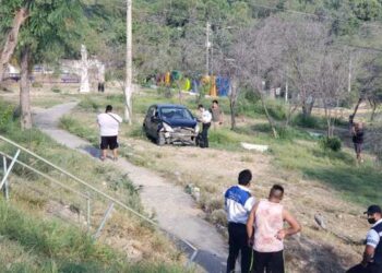 Auto cae a la Plaza del Estudiante