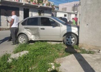 Distraído conductor provoca costoso choque