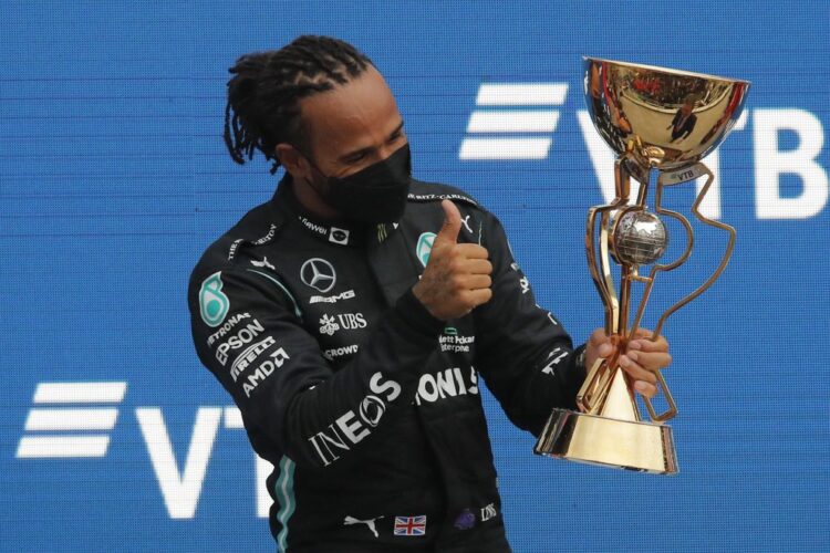 Hamilton llega a su victoria 100