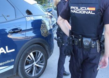 Mujer detenida por fingir estar enamorada de un octogenario y estafarle 4.000 euros