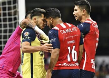 Polémica en el Clásico Nacional: Dos rojas perdonadas a Chivas
