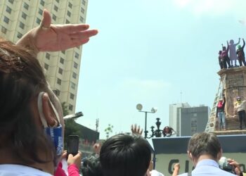 Feministas colocan antimonumento en Glorieta de Colón