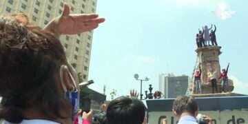 Feministas colocan antimonumento en Glorieta de Colón