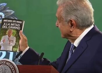 Presume AMLO su libro