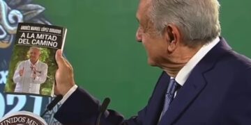 Presume AMLO su libro