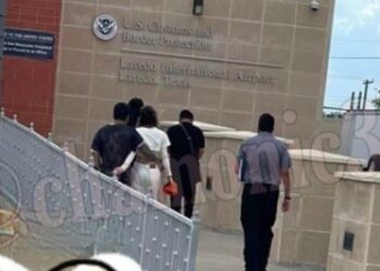 Captan a Belinda y Nodal en aeropuerto