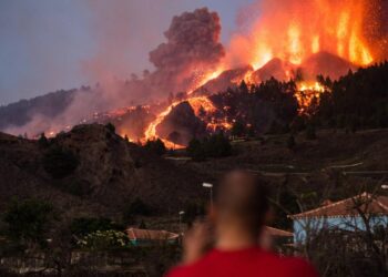 Evacuan a miles por Erupcion volcanica en España