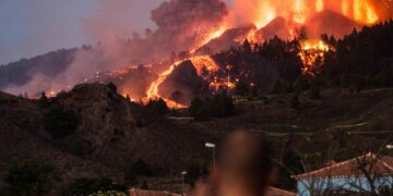 Evacuan a miles por Erupcion volcanica en España