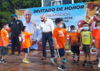 Reconocen deportistas de Tampico apoyo de Héctor Garza González